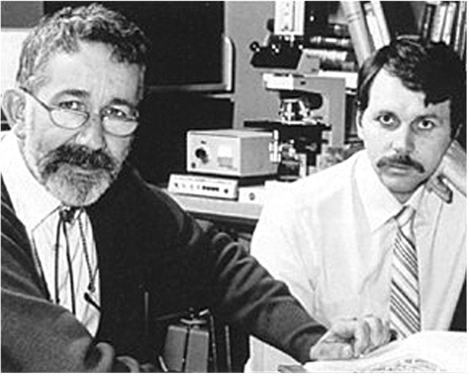 Figura 2. Robin Warren, a la izquierda, Barry Marshall, a la derecha, julio de 1984. Fuente: https://www.nobelprize.org/prizes/medicine/2005/ warren/biographical/
